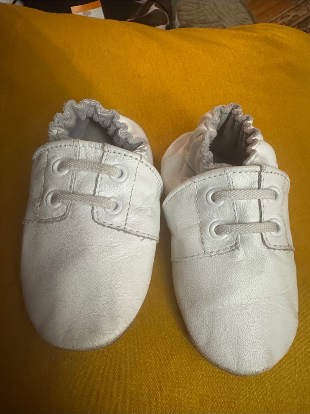 Robeez White Leather Baby Moccasins with Elastic Ankle